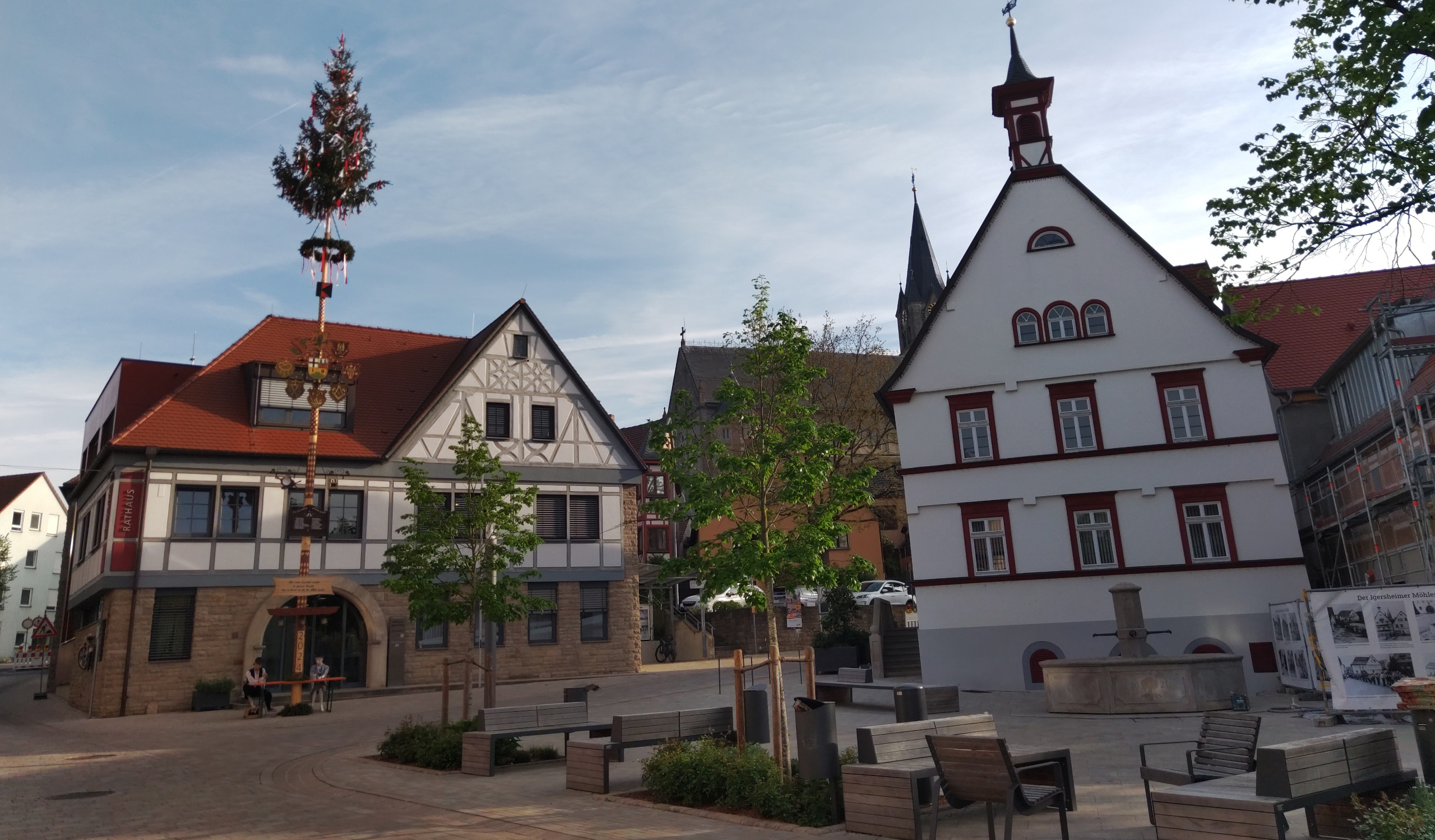 Möhlerplatz mit Maibaum vor Rathaus