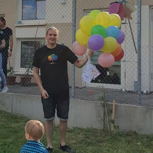 Erzieher mit Luftballons