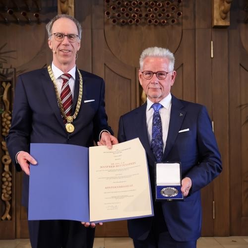 Dr.-Ing. E.h. Manfred Wittenstein bekam die Röntgen-Medaille (Fördererpreis) von Universitätspräsident Paul Pauli überreicht.