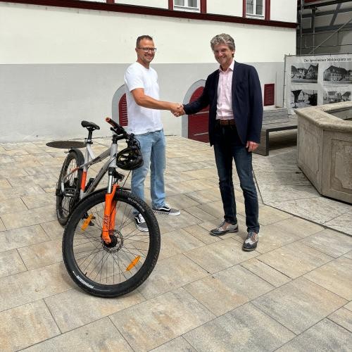 STADTRADELN-Star und Bürgermeister auf dem Möhlerplatz