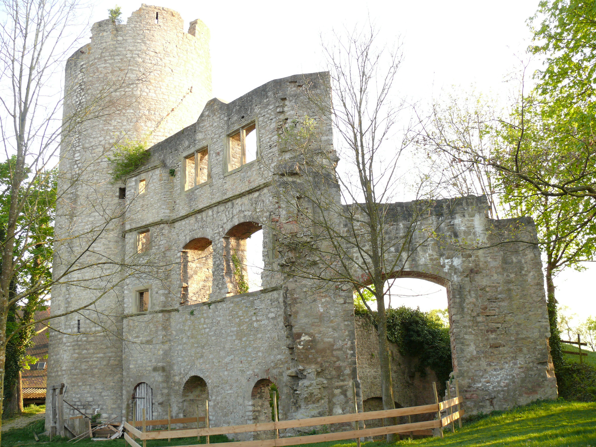 Ruine der ehemaligen Deutschordensburg Neuhaus in Igersheim